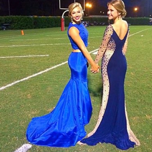 Dresses & Skirts - Dress on the left 🤩